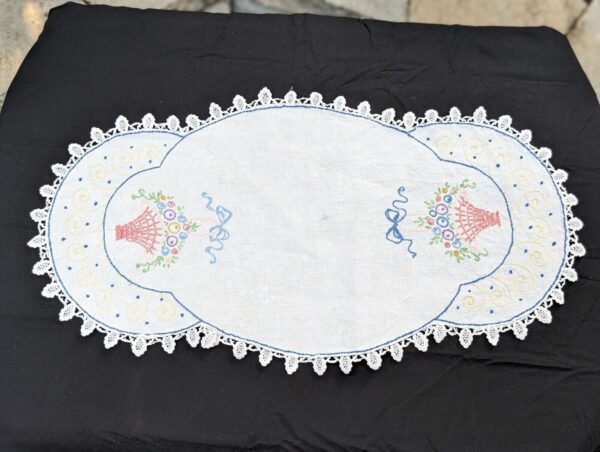 Vintage table runner set: Embroidered flower runner & matching doily