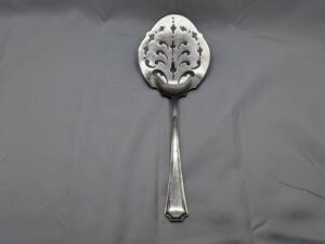 Sterling silver flat server, 8.25 Gorham Durgin Fairfax, pierced, 69g