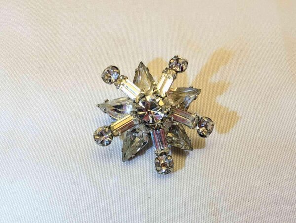 1950s Snowflake Starburst Rhinestone Brooch - Gold-Plated